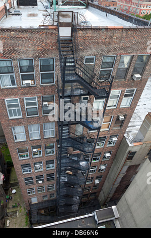 Hohen Mehrfamilienhaus mit Feuerleitern in New York City von oben gesehen Stockfoto