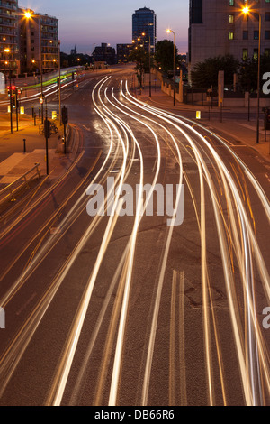 Verkehr bei Nacht, Vauxhall, London, England Stockfoto