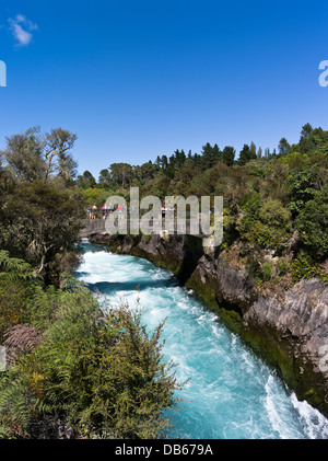 dh Huka Falls TAUPO NEUSEELAND Touristen betrachten Waikato River Wasserfälle Stromschnellen Brücke Wasserfall Gehweg See Spaziergang Stockfoto