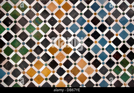 Bunte Details einer Mauer in Burg Alhambra, Granada, Spanien. Stockfoto