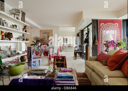 Zwei Sofas bilden eine Sitzgruppe um einen niedrigen Tisch mit Büchern bedeckt Stockfoto