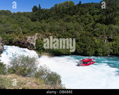 dh Huka Falls TAUPO NEUSEELAND Huka Falls Flusskreuzfahrt Touristen sehen Waikato River Wasserfall Wasserschnellen Sehenswürdigkeiten See Tour Tourist Stockfoto