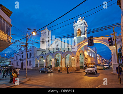 Nachtaufnahme Kirche von San Francisco, Calle San Alberto, Kolonialbauten, Sucre, Bolivien, Südamerika Stockfoto