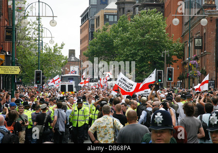 English Defence League Demonstranten marschieren entlang von Birmingham Broad Street, Juli 2013. Stockfoto