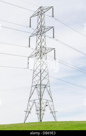 Sendemast mit Überlandleitungen, England Stockfoto