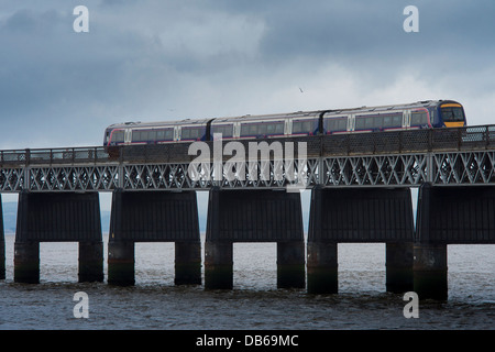 Erstes Scotrail trainieren der ikonischen Tay Schiene Brücke über den Firth of Tay, Schottland. Stockfoto