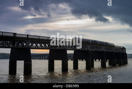 Erstes Scotrail trainieren der ikonischen Tay Schiene Brücke über den Firth of Tay, Schottland. Stockfoto