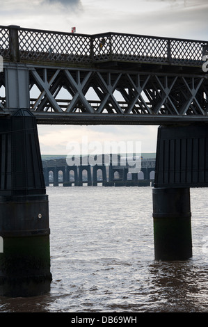 Erstes Scotrail trainieren der ikonischen Tay Schiene Brücke über den Firth of Tay, Schottland. Stockfoto