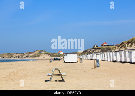 Ruhigen Sandstrand Küste mit Strandhütten und Kriegszeiten Küstenverteidigung im Badeort an der Westküste Lökken, Nord-Jütland, Dänemark Stockfoto