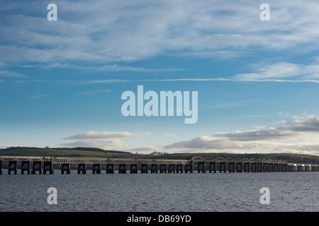 Die kultigen Tay Schiene Brücke über den Firth of Tay, Schottland. Stockfoto