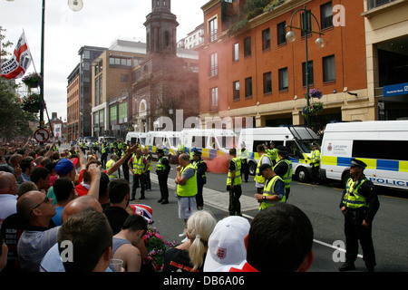 Eine Rauchbombe beworfen die Polizei während der English Defence League Protest auf Birminghams Broad St am 20. Juli 2013. Stockfoto