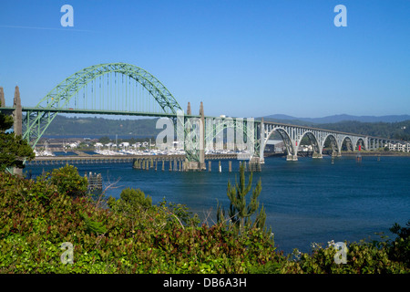 Yaquina Bay Bridge überspannt die Yaquina Bay in Newport, Oregon, USA. Stockfoto