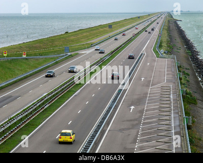 Stofflicher / Gehäuse Damm, Damm in den Niederlanden aus Zuiderzee stauen und verwandelte sie in frisches Wasser See IJsselmeer Stockfoto