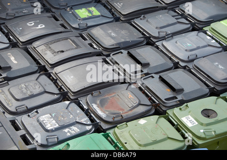 Reihen von Kunststoff Mülltonnen in einem recycling-Unternehmen in Großbritannien. Stockfoto