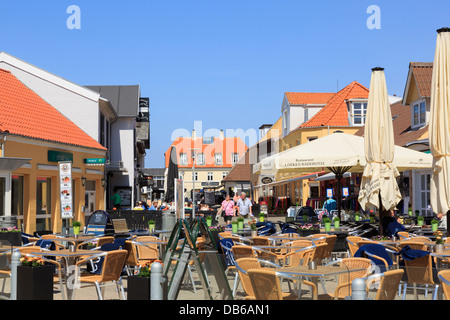 Straßencafé und Restaurant außerhalb Lökken Badehotel auf Fußgängerzone im Ortszentrum. Lökken, Nordjütland, Dänemark Stockfoto