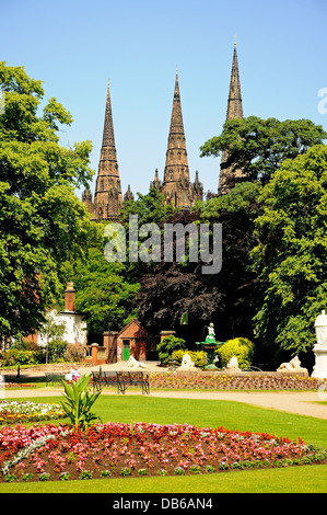 Blumenbeete in Beacon Park mit die Türme der Kathedrale nach hinten, Lichfield, Staffordshire, England, West-Europa. Stockfoto