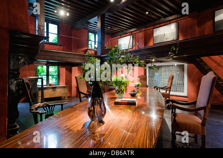 Polierter Holztisch mit dunklen Holz-Plattform in Antwerpen Wohnung von Boris Vervoordt Stockfoto