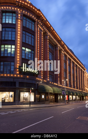 Das Kaufhaus Harrods in der Nacht, Blick von Basil Street, London, England Stockfoto