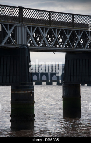 Erstes Scotrail trainieren der ikonischen Tay Schiene Brücke über den Firth of Tay, Schottland. Stockfoto