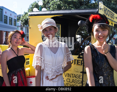 dh Art Deco Weekend NAPIER FESTIVAL NEUSEELAND Neuseeland Asien Mädchen gekleidet 1930er Mode Kleidung Urlaub Festivals Frauen Touristen Stockfoto