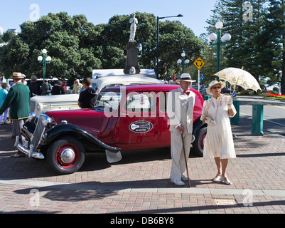 dh Art Deco Weekend NAPIER NEW ZEALAND Kleidung im Stil der 1930er Jahre Älteres Paar gekleidet Oldtimer Festival Autos Frau Mann Kleid Anzug Stockfoto