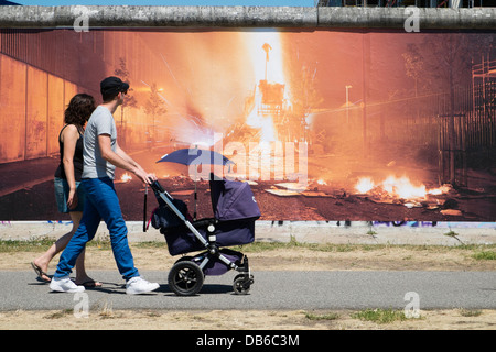 Fotografie Ausstellung von Kai Wiedenhofer Wand an Wand angezeigt auf Berliner Mauer an der East Side Gallery in Berlin Deutschland Stockfoto