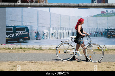 Fotografie Ausstellung von Kai Wiedenhofer Wand an Wand angezeigt auf Berliner Mauer an der East Side Gallery in Berlin Deutschland Stockfoto