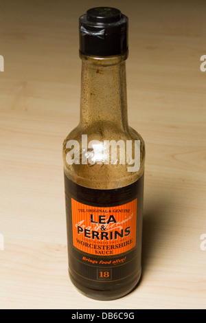Flasche Lea & Perrins Worcestershire-Sauce auf einem Tisch, England, UK Stockfoto