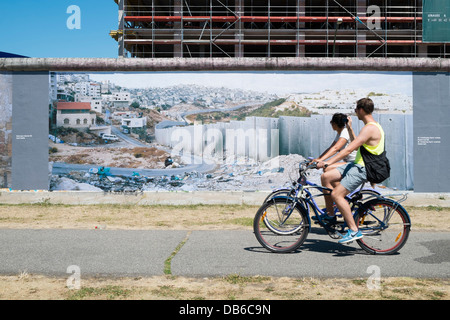 Fotografie Ausstellung von Kai Wiedenhofer Wand an Wand angezeigt auf Berliner Mauer an der East Side Gallery in Berlin Deutschland Stockfoto