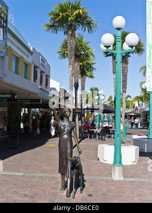 dh Emerson Street NAPIER NEW ZEALAND NZ Art déco-Lampe Post Dame mit Hund Bronze Statue Metall Skulptur Statuen Stockfoto