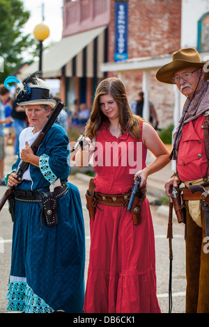 Wild-West-Familie mit Waffen Reenactment Texas Stockfoto