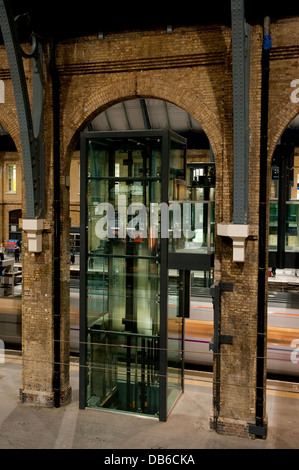 Glaslift im Bereich Plattform des Kings Cross Railway Station, London, England. Stockfoto