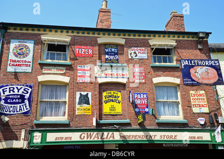 Retro-Emaille Zinn Metall-Werbeschilder auf Vorderseite des Shops, Broad Street, Ross-on-Wye, Herefordshire, England, Vereinigtes Königreich Stockfoto