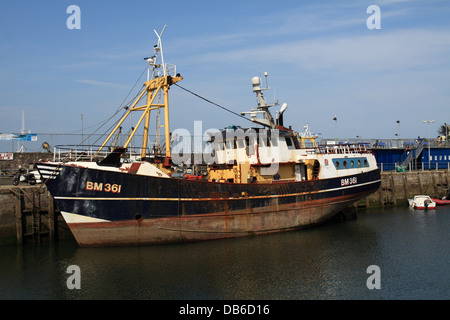 Kommerzielle Fischerei Trawler unterziehen Reparaturen und Überholung bei Brixham, Devon, England, UK. Stockfoto