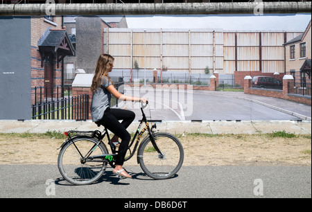 Fotografie Ausstellung von Kai Wiedenhofer Wand an Wand angezeigt auf Berliner Mauer an der East Side Gallery in Berlin Deutschland Stockfoto