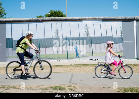 Fotografie Ausstellung von Kai Wiedenhofer Wand an Wand angezeigt auf Berliner Mauer an der East Side Gallery in Berlin Deutschland Stockfoto