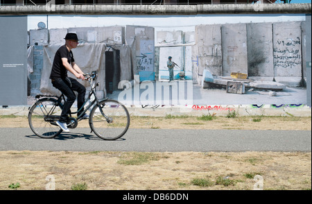 Fotografie Ausstellung von Kai Wiedenhofer Wand an Wand angezeigt auf Berliner Mauer an der East Side Gallery in Berlin Deutschland Stockfoto