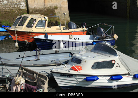 Kleine Boote im Innenhafen bei Dartmouth, Devon, England, UK. Stockfoto