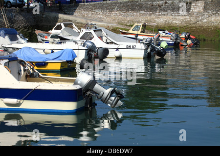 Kleine Boote im Innenhafen bei Dartmouth, Devon, England, UK. Stockfoto