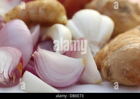 Geschnittene Zwiebel mit Ingwer und Knoblauch Stockfoto