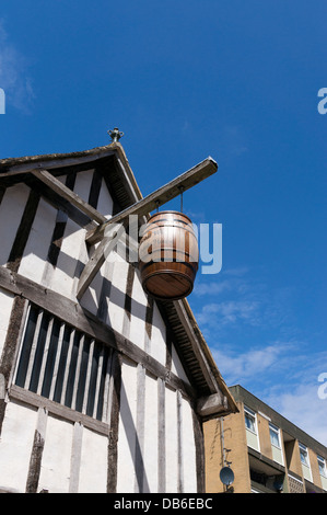 Holzfass hängen über einem mittelalterlichen Weinhändler Haus im Southampton Hampshire UK Stockfoto