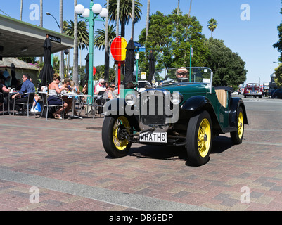 dh Art Deco Weekend NAPIER FESTIVAL NEW ZEALAND NZ Klassischer Oldtimer-Motor alt Austin Sieben Straßen zum Paraden Stockfoto