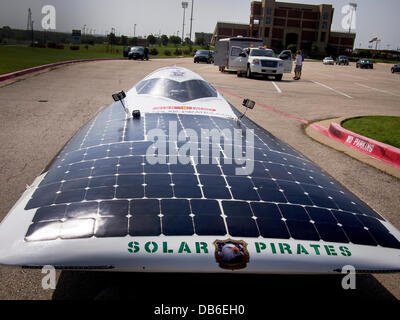 Fort Worth, Texas, USA. 23. Juli 2013 - beginnt an einer High School Parkplatz Solar Piraten Auto aus Tottenville High in New York City der 2013 Solar Car Challenge, markieren das 20. Jahr Schüler teilgenommen haben, von der Sonne angetrieben Autos zu bauen. Sie werden das Rennen in Los Angeles, Kalifornien, am 30. Juli. Bildnachweis: J. G. Domke/Alamy Live-Nachrichten Stockfoto