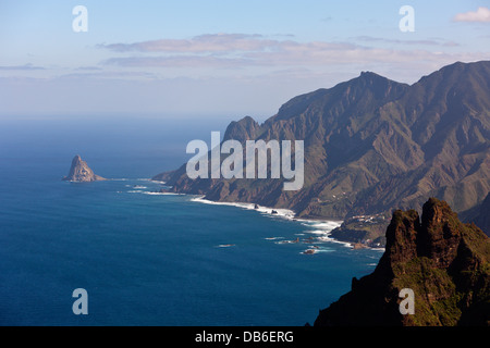 Kliffküste am nördlichen Anaga-Gebirge, Teneriffa, Kanarische Inseln, Spanien Stockfoto