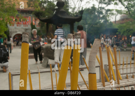 Buddhistische ritual Räucherwerk Angebote in einer Pfanne am Eingang des Po Lin Kloster, Ngong Ping, Lantau Island, Hong Kong, China platziert Stockfoto