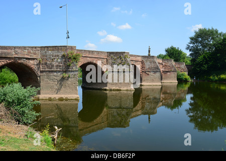 Alte Steinbrücke über den Fluss Wye, Ross-on-Wye (Rhosan Ar Wy), Herefordshire, England, Vereinigtes Königreich Stockfoto