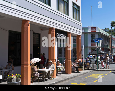 dh Art Deco Weekend NAPIER NEUSEELAND Menschen entspannen trinken sitzen vor Emporium Festival Alfresco Café Stockfoto