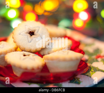 Gezuckerte Hackpasteten vor farbigen Bokeh-Lichtern Stockfoto