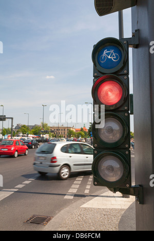 Ampel für Radfahrer, Fahrrad leuchtet rot und ein Auto cross-Zyklus Weg Stockfoto