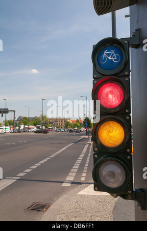 Ampel für Radfahrer, Fahrrad leuchtet gelb und rot Stockfoto